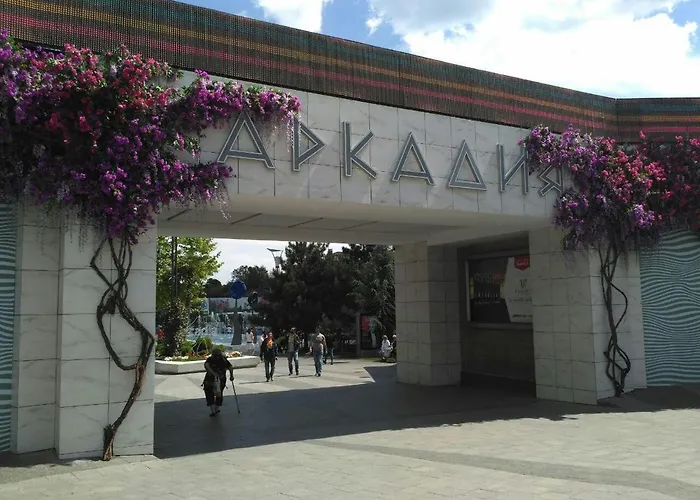 в аркадии в стиле лофт с большой лоджией прекрасным видом на море и город! Apartman