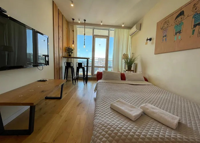 в аркадии в стиле лофт с большой лоджией прекрасным видом на море и город! Apartman Odessza