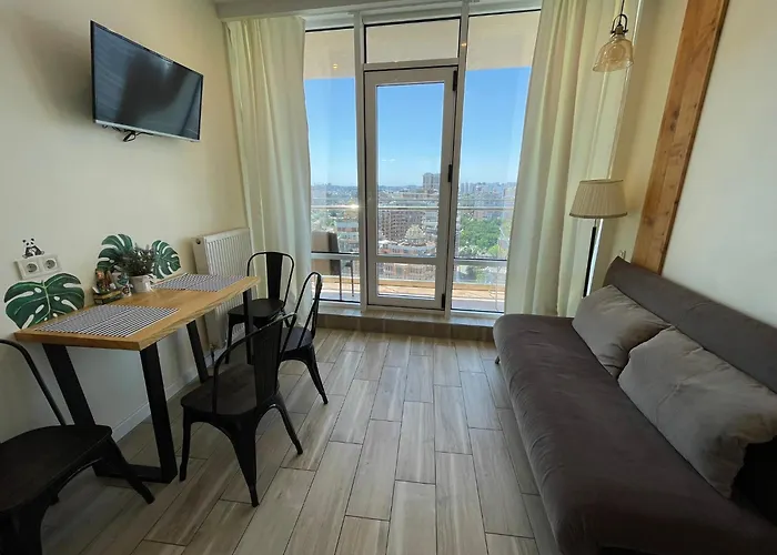 в аркадии в стиле лофт с большой лоджией прекрасным видом на море и город! Apartman