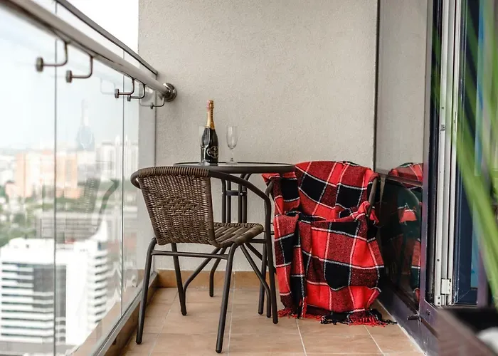 в аркадии в стиле лофт с большой лоджией прекрасным видом на море и город! Apartman